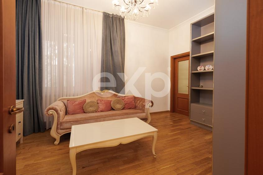 Apartament cu 5 camere decomandat, mobilat în Romană
