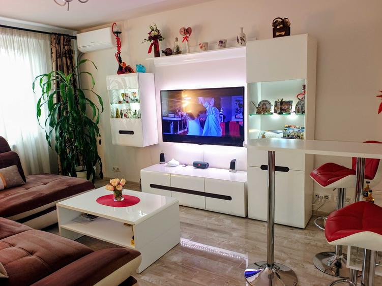 Apartament cu 3 camere decomandat în Runcu