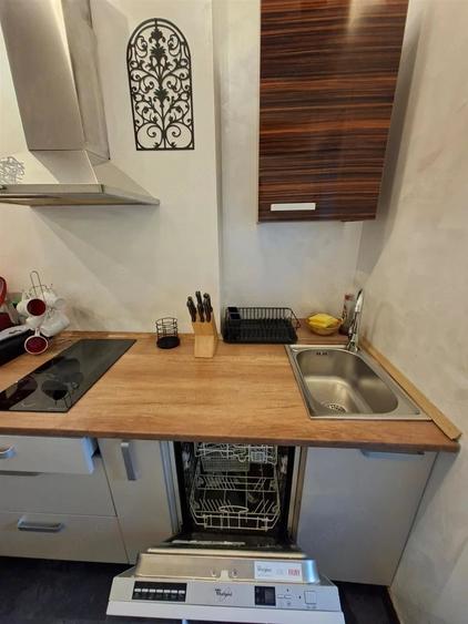 Apartament cu 5 camere semidecomandat în Romană