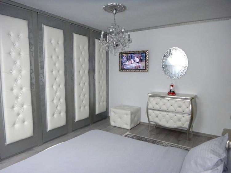 Apartament cu 3 camere decomandat, mobilat în Dumbrăvița