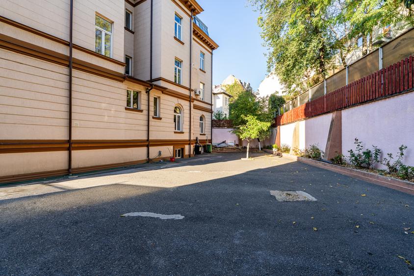 Spațiu Generos și Versatil pentru Birouri sau Activități Comerciale - 27