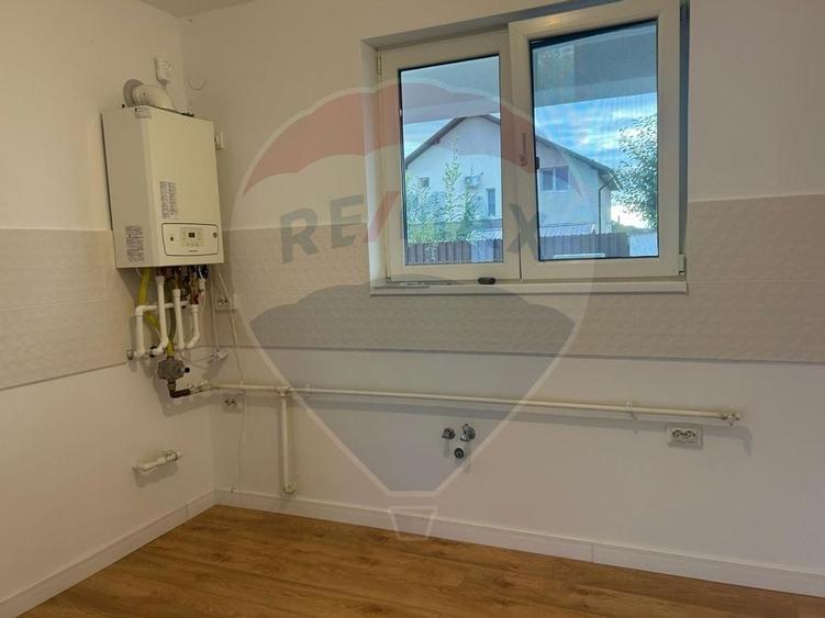 De vanzare Casa / Vila cu 4 camere - 5