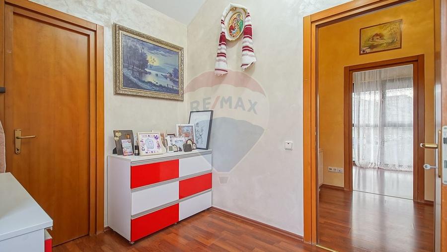 Casă / Vilă cu 4 camere de vânzare în zona Tractorul - 22