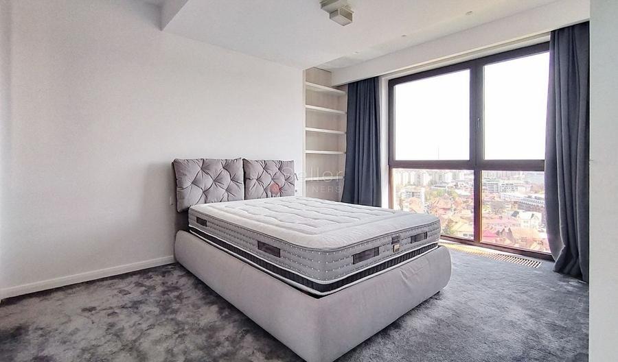 Priveliste Panoramica Spre Oras Si Masivul Tampa - 8