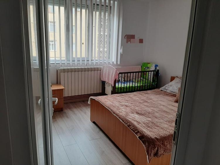 Vând apartament cu 3 camere situat în orașul Cugir - 6