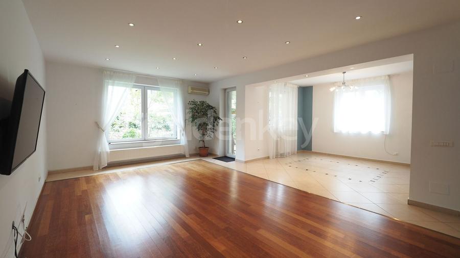 Vila cocheta in cartier rezidential cu piscina comuna, garaj - 2