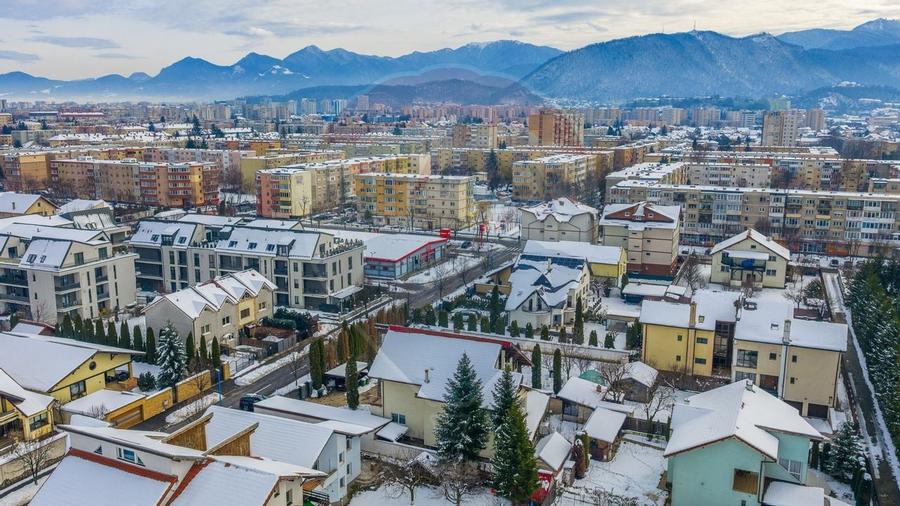 Casă spațioasă 350 mp utili, Teren 650 mp, Garaj subteran, Tractorul - 53