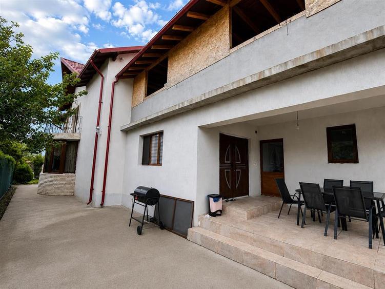Casă individuală cu 7 camere cu Canalizare în Strejnicu