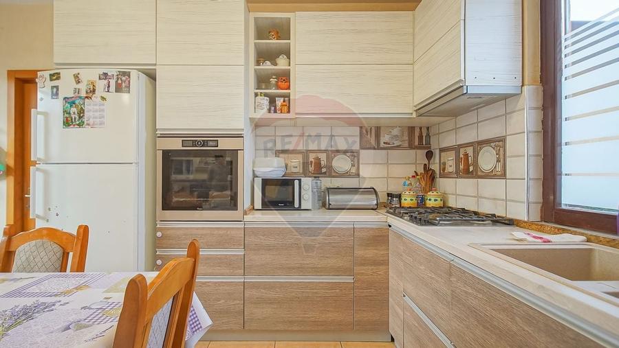 Casă / Vilă cu 4 camere de vânzare în zona Tractorul - 11