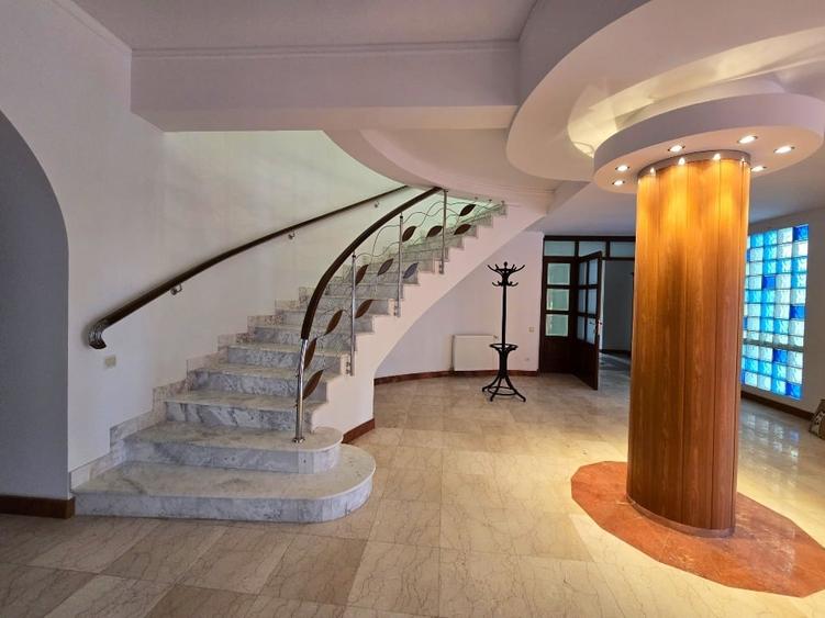 Casa / Vila / Conac Breaza 15 camere + - 8