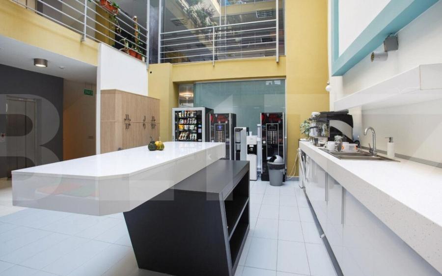 Cladire de birouri, Ultracentral - 4