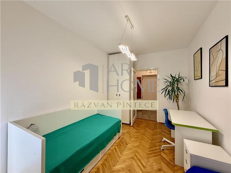 Apartament cu 3 camere decomandat, mobilat în Sud