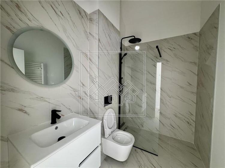 Penthouse cu 3 camere nedecomandat în Exterior Vest