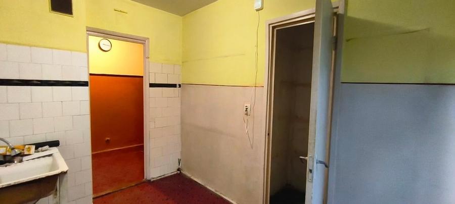 Apartament cu 3 camere semidecomandat în Berceni
