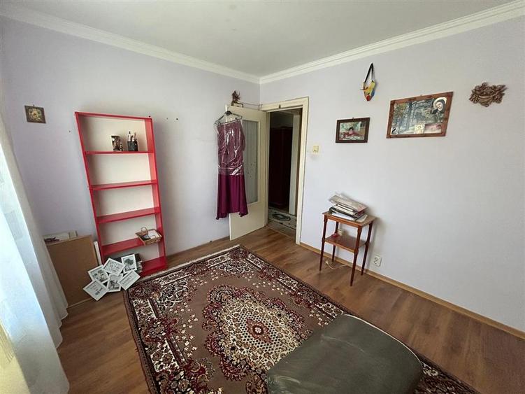 Apartament cu 4 camere decomandat în Central