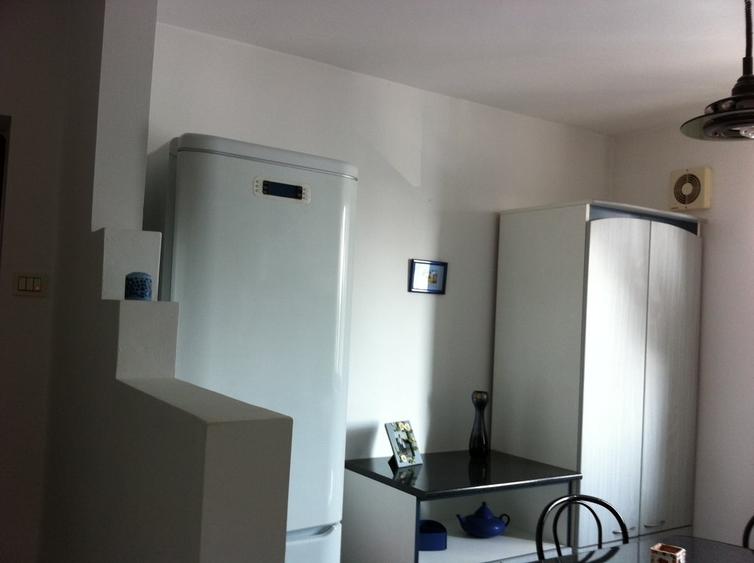 Apartament cu 3 camere semidecomandat în Crângași