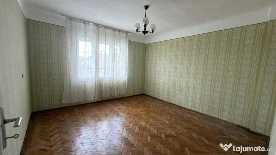 Casă cu 3 camere cu Teren 2200 Mp în Central