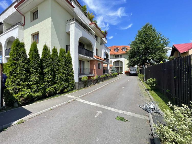 Apartament cu 3 camere decomandat în Tractorul