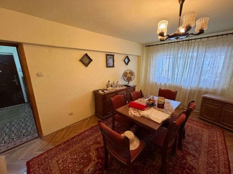 Apartament cu 3 camere decomandat în Central