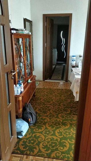 Apartament cu 3 camere semidecomandat în Rovine