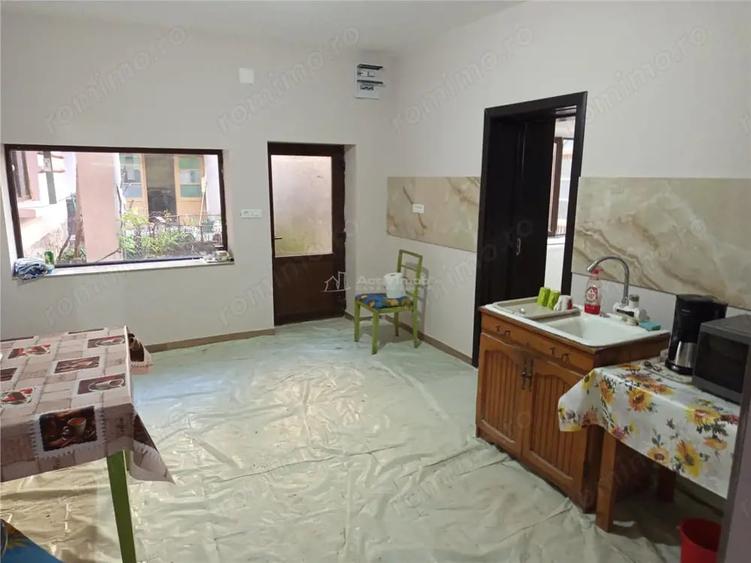 Casă cu Teren 1439 Mp în Socol