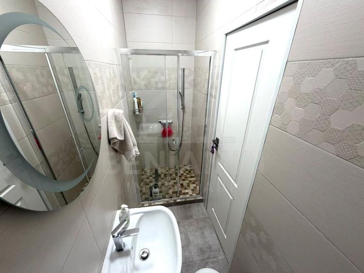 Apartament cu 3 camere semidecomandat în Craiovița Nouă