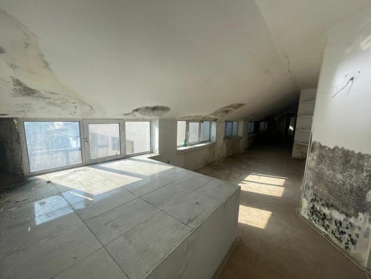 Casă cu 5 camere cu Teren 284 Mp în Central
