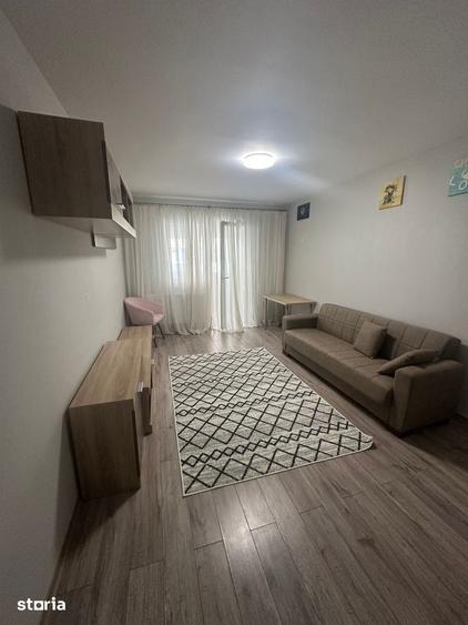 Apartament cu 3 camere în Apărătorii Patriei
