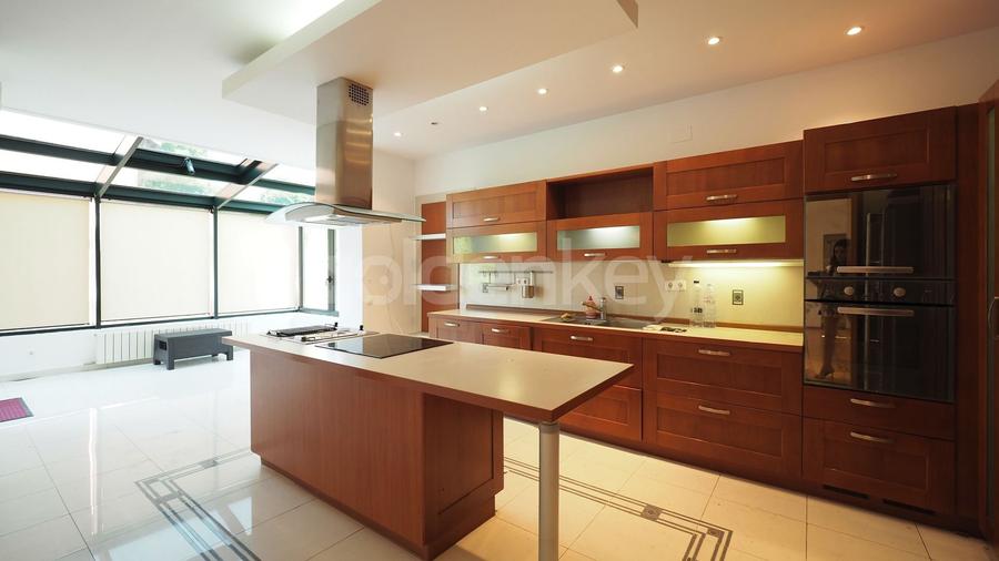 Vila nemobilata in complex cu piscina | 2 garaje - 8