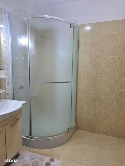 Casă cu 6 camere cu Teren 300 Mp în Dumbrăvița