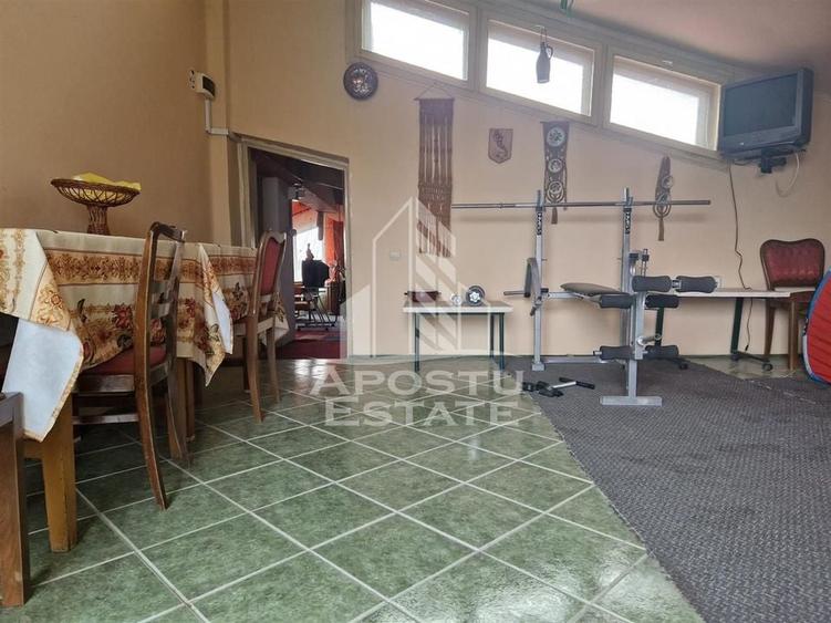 Casa familiala cu spatiu comercial si garaj P+1E+M 720 Mp - 49