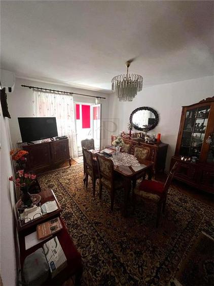 Apartament cu 4 camere decomandat în Lipovei