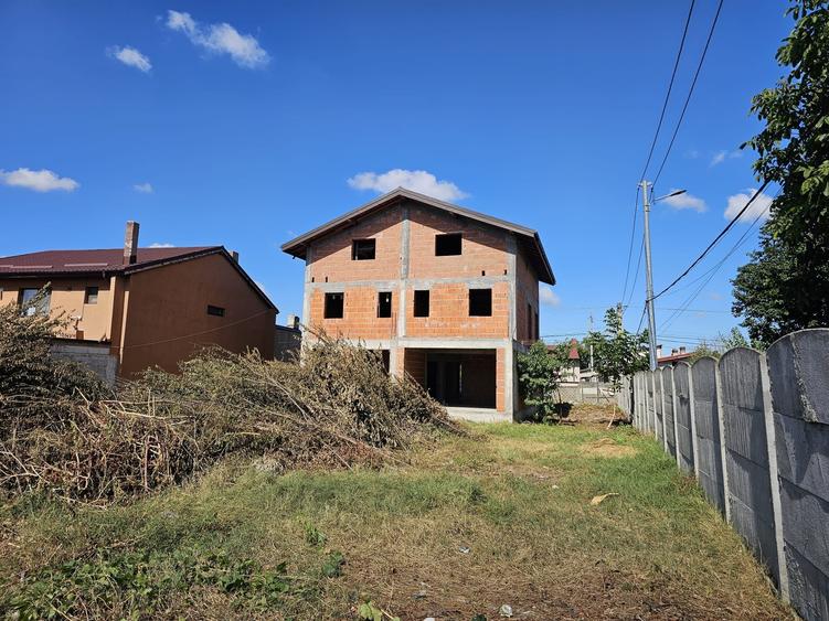 Casă individuală cu 7 camere cu Canalizare în Chiajna