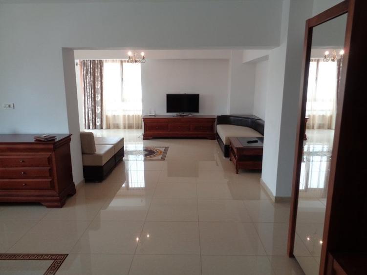 Apartament 3 camere, Centru, etaj 2, mobilat, centrala - 4