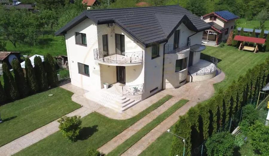 Cornu de Jos Doua case moderne, crama la subsol, prosumator - 1