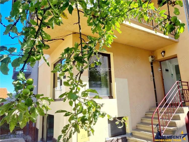 Casa amenajata cu stil, acces auto, curte, terase, zona Star - Centrul Istoric, Brasov