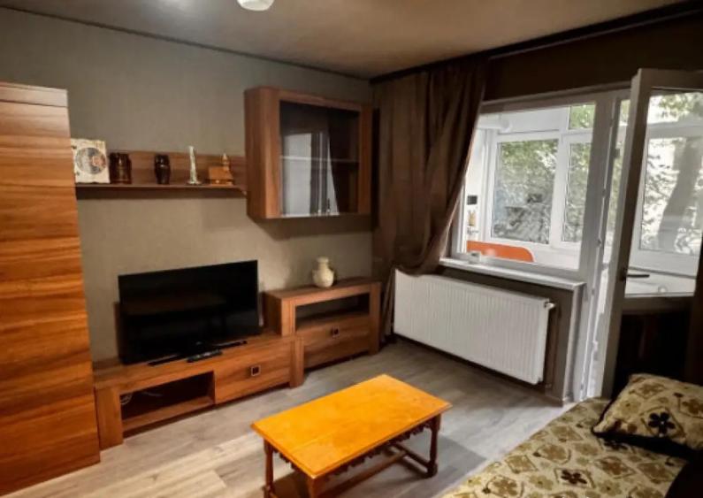 Apartament 2 camere semidecomandat, etaj 1 , zona Curtea de - 15