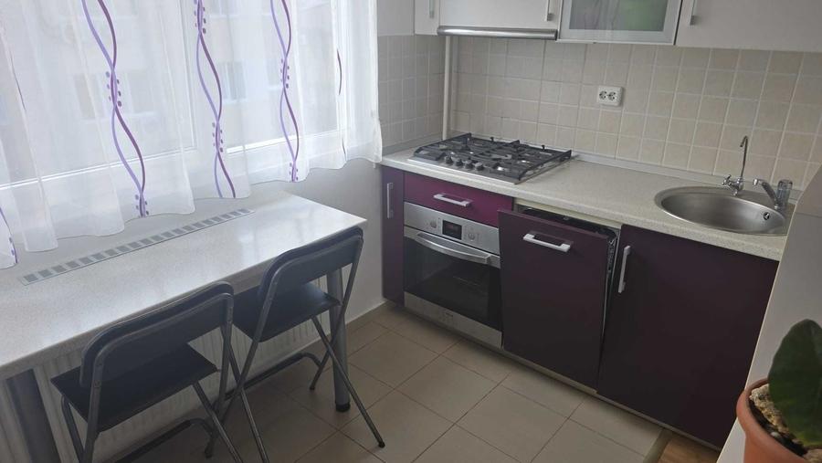 Apartament cu 3 camere semidecomandat în Central