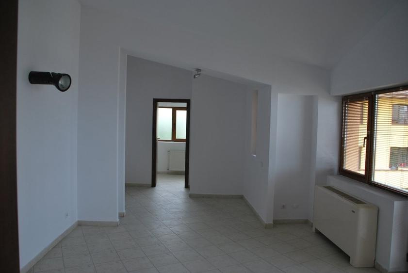 Casă cu 8 camere cu Teren 250 Mp în Domenii