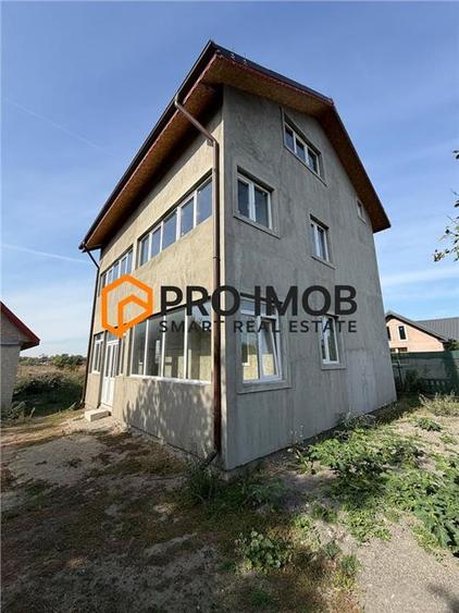 Casă individuală cu 4 camere cu Teren 1004 Mp în Costești