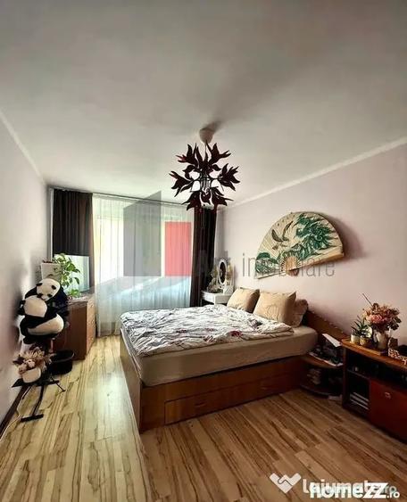 Apartament cu 3 camere semidecomandat în Rahova