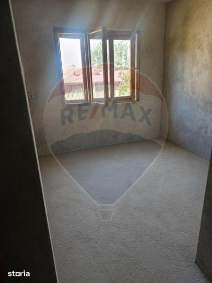 Casă cu 6 camere cu Teren 250 Mp în Central