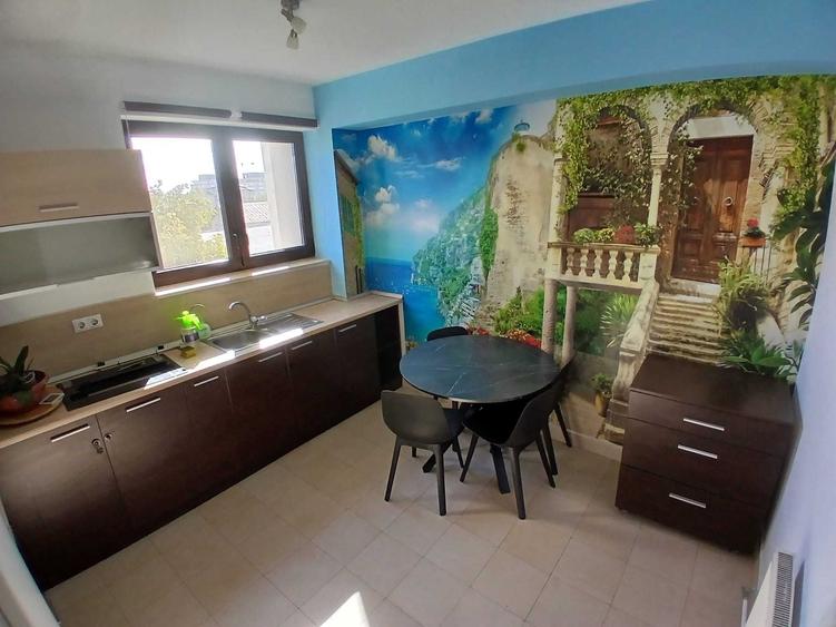 Apartament cu 4 camere decomandat în Est