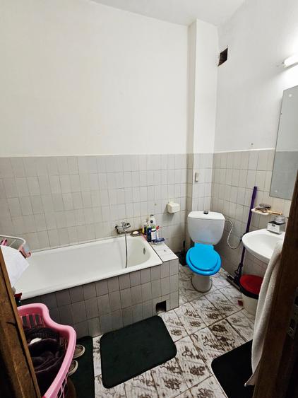 Casă individuală cu 7 camere cu Canalizare în Ultracentral