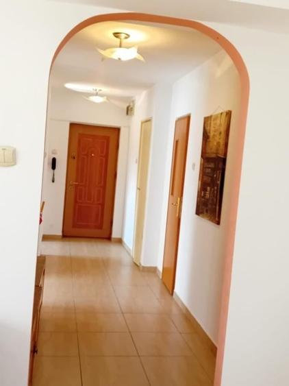 Apartament cu 4 camere semidecomandat, mobilat în Gorjului