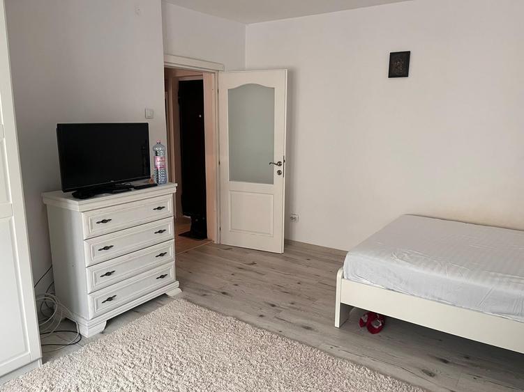 13 Septembrie Panduri, bloc mixt 1992, metrou Academia Militara - 14