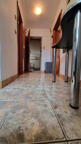 Garsoniera cu o camera confort 1 cu balcon mare si mobilata . - 1