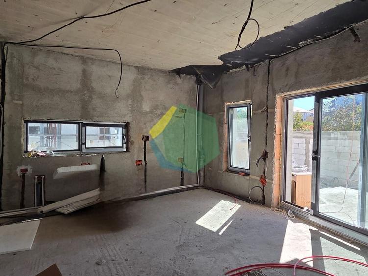 Casă cu 5 camere cu Canalizare în Est