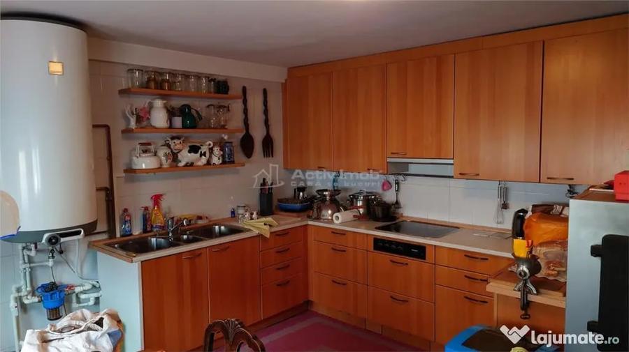 Casă cu 5 camere cu Teren 7241 Mp în Central