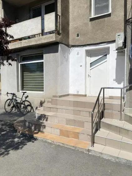 Apartament de vanzare, cu 3 camere, zona centrala - 1